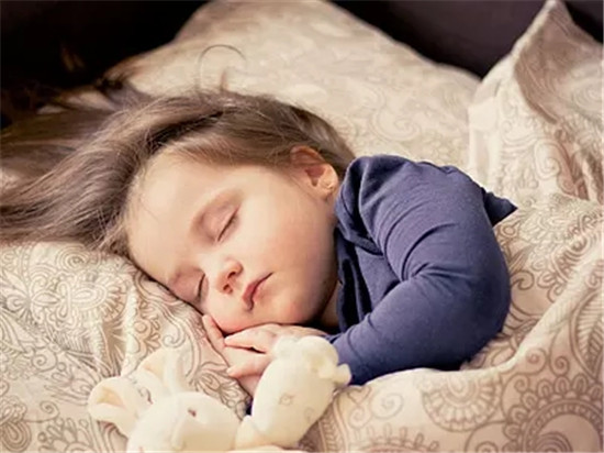 冬季小孩老是咳嗽怎么办 睡前喝一两勺蜂蜜