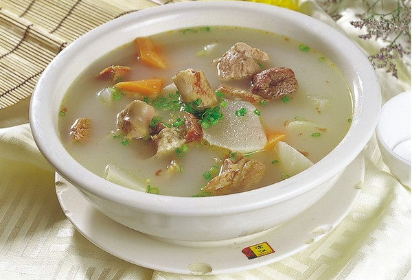 大骨汤的做法 时蔬大骨汤帮你改善手脚冰凉