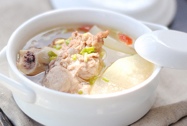 大骨汤的做法 时蔬大骨汤帮你改善手脚冰凉