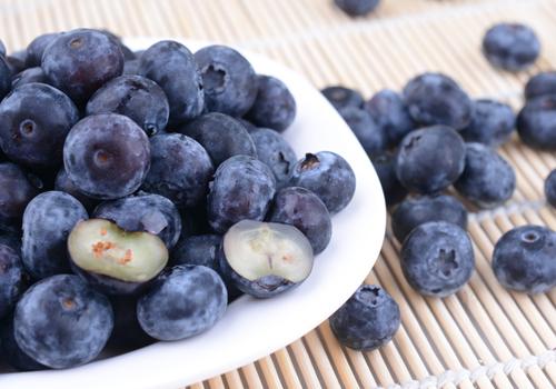 蓝莓可以不洗直接吃吗 吃蓝莓要注意什么