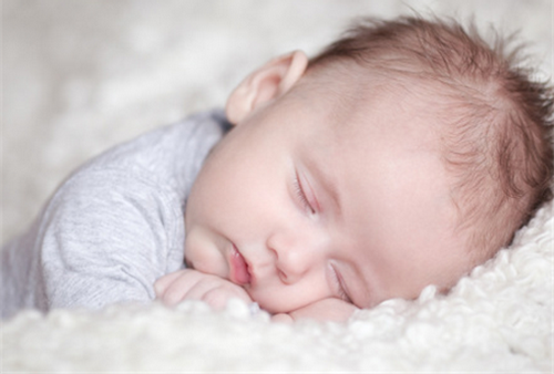 新生儿冬季睡觉穿什么 新生儿冬季睡觉注意事项