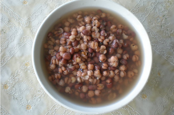 红豆薏米粥的做法 红豆薏米粥的禁忌与功效