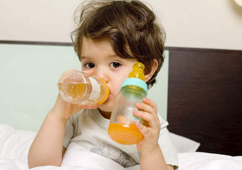 宝宝喝果汁的错误方法 宝宝喝果汁的危害
