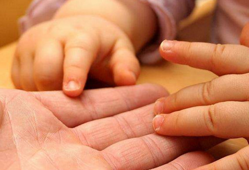为什么宝宝经常抓伤自己 如何给宝宝剪指甲