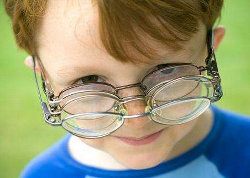 小孩过早近视是遗传吗 近视并发症有哪些