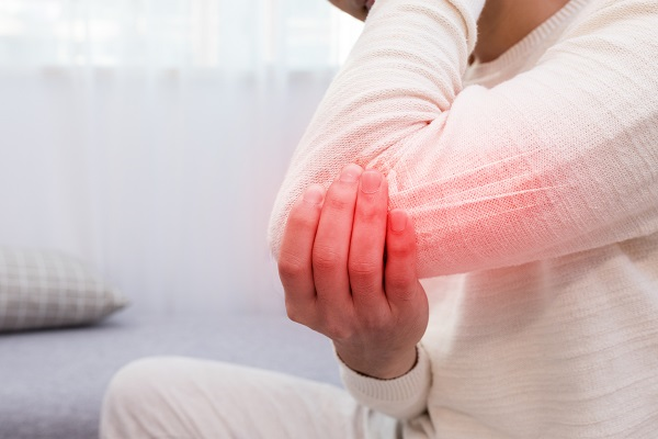 胳膊肘疼是怎么回事 胳膊肘痛的原因有哪些