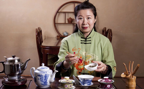 中医提醒：女性在6个阶段不宜喝茶