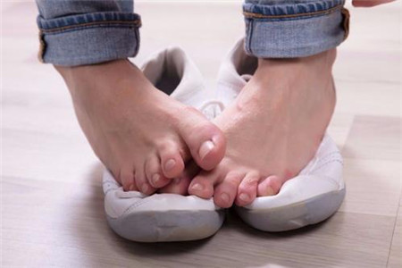 女人脚臭常见的原因以及治疗的方法