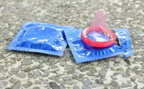 男人戴套要小心 使用避孕套要注意十个细节