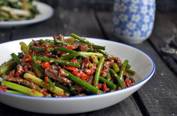 蒜台炒牛肉怎么做好吃 蒜苔炒牛肉的做法