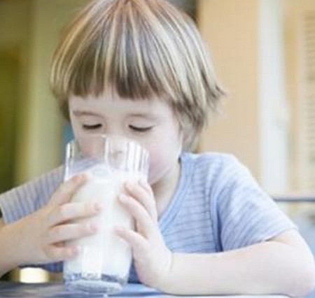 喝牛奶拉肚子的原因 乳糖不耐受喝牛奶注意事项