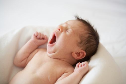 婴儿为何总是握着小拳头 如何判断宝宝是不是脑