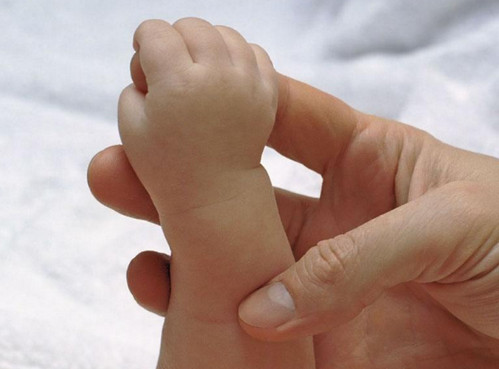 婴儿为何总是握着小拳头 如何判断宝宝是不是脑