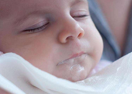 宝宝溢奶的原因是什么 ​ 如何防止婴儿溢奶