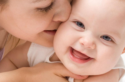 宝宝溢奶的原因是什么 ​ 如何防止婴儿溢奶