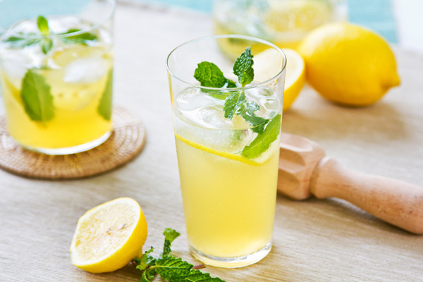 冬天可以喝柠檬水吗 冬天小孩能喝柠檬水吗