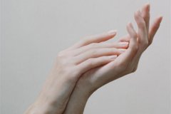 冬天手脱皮是什么原因 手脱皮吃什么水果好