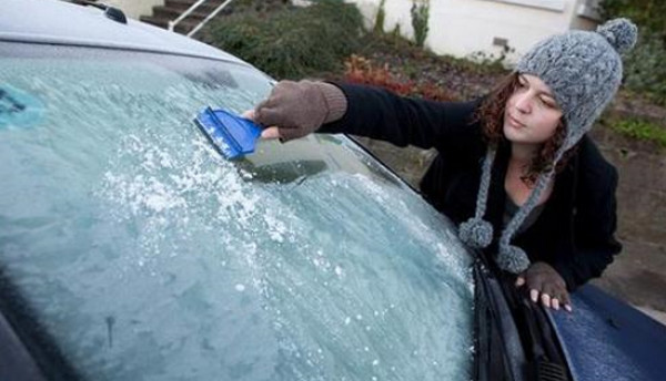 冬天早上车玻璃上的冰霜怎么弄