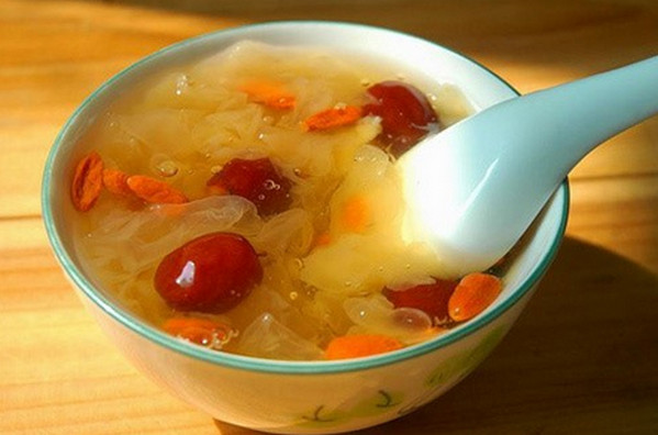 冬季银耳红枣汤好吗 冬季银耳红枣汤怎么做