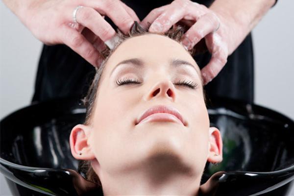 头皮屑多是什么原因 治疗头皮屑的6个中医偏方