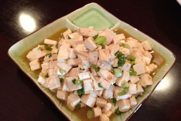 做小葱拌豆腐放什么调料 小葱拌豆腐的常见做法